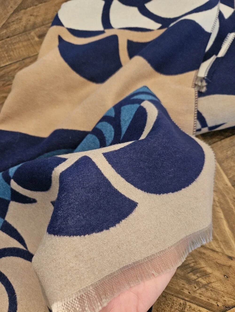NEW Cashmere Blend Navy & Beige Floral Pattern Women's Shall Scarf 26" x 76" - Picture 3 of 6